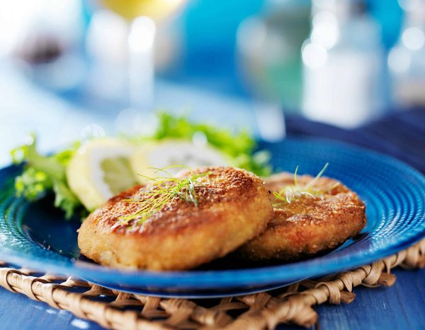 How to Make a Gourmet Crab Cake with a Crisp Panko Crust and Remoulade Sauce?